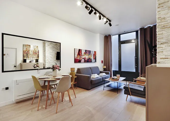Intimate Apartment With Air Conditioner & Jacuzzi 2Br 6P Montmartre