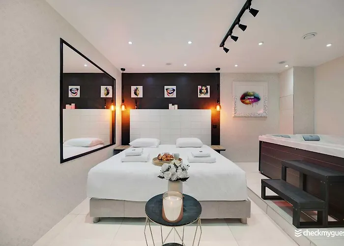 Intimate Apartment With Air Conditioner & Jacuzzi 2Br 6P Montmartre