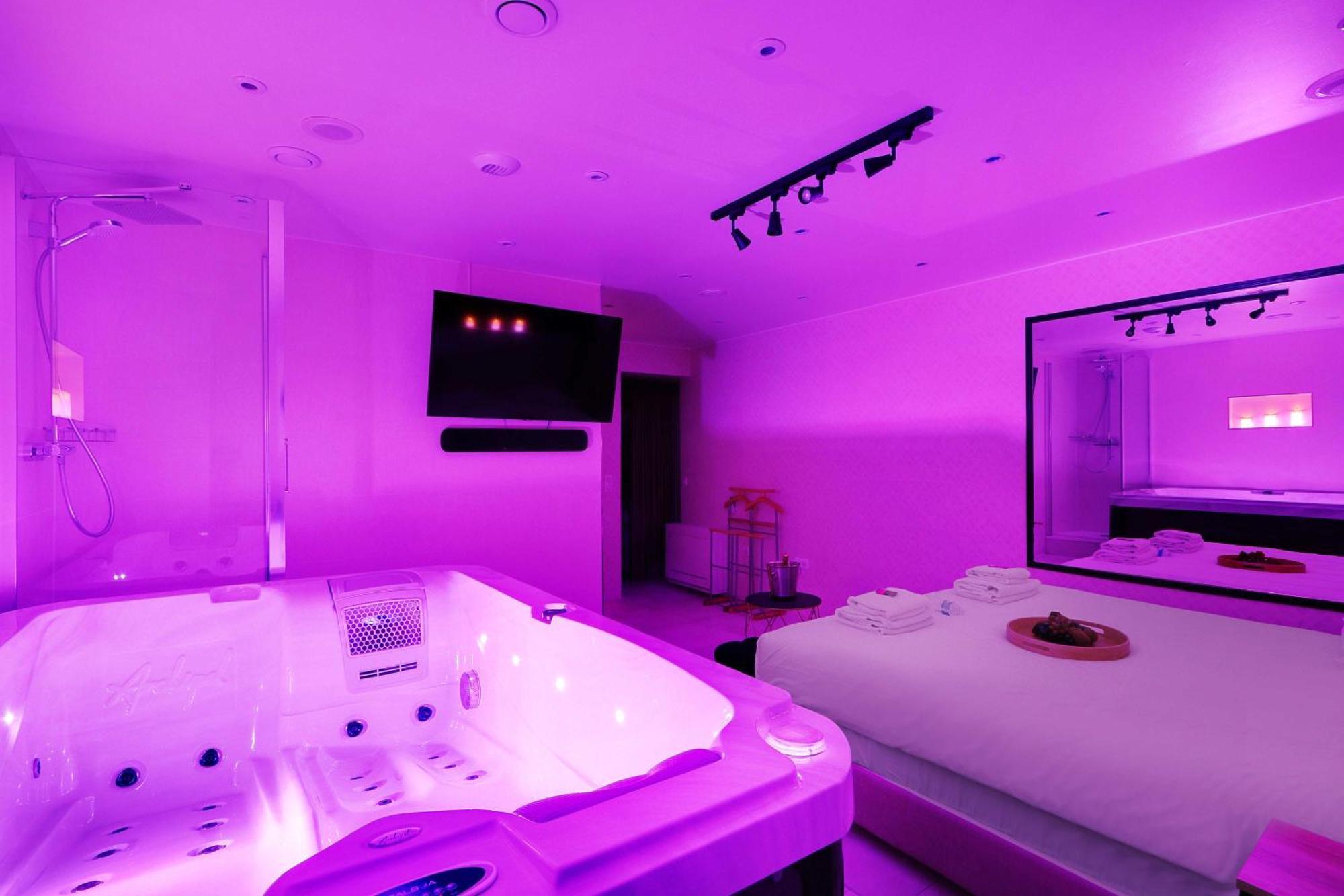 Intimate With Air Conditioner & Jacuzzi 2br 6p Montmartre Appartement Paris