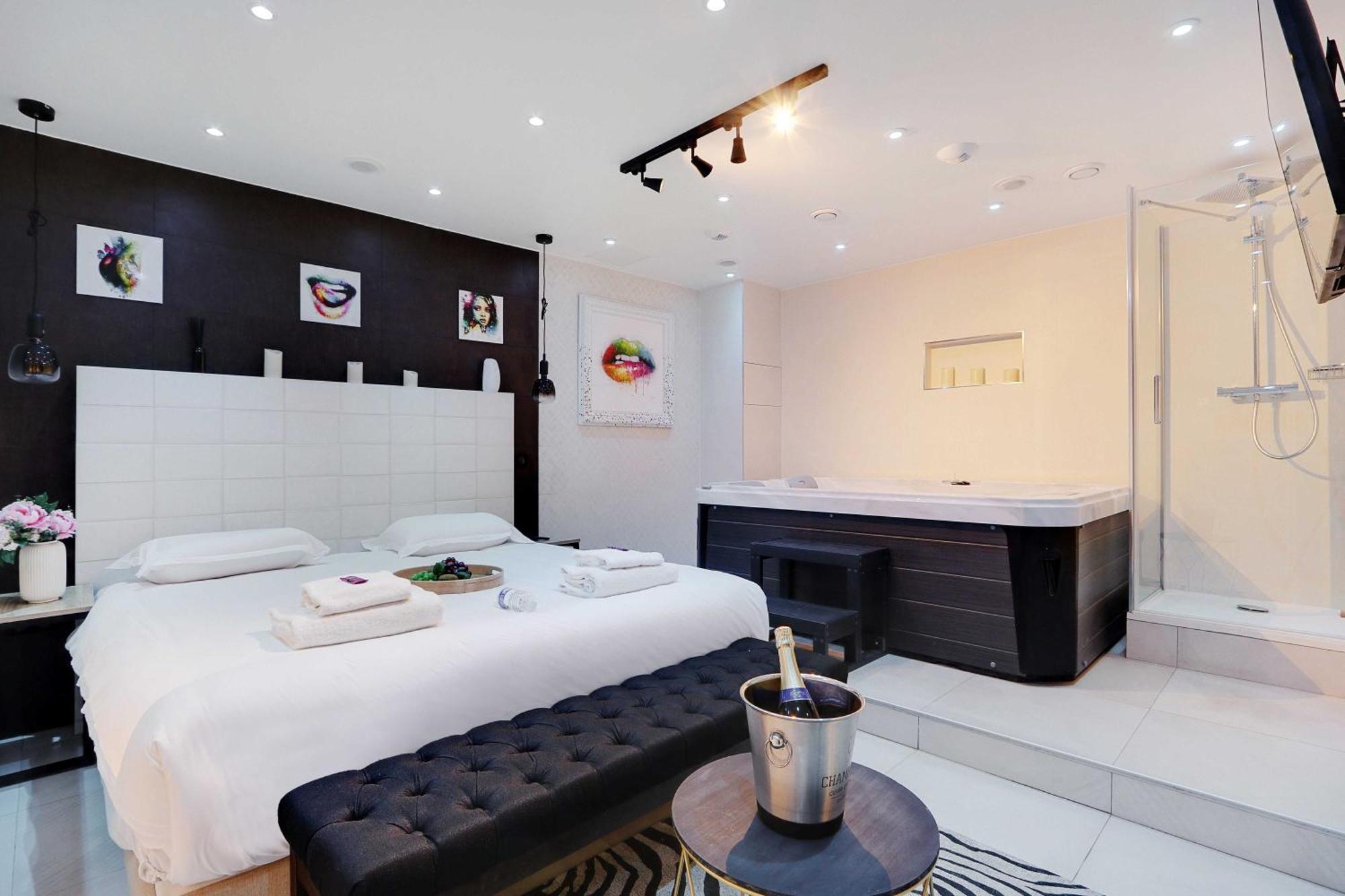 Intimate With Air Conditioner & Jacuzzi 2br 6p Montmartre Appartement