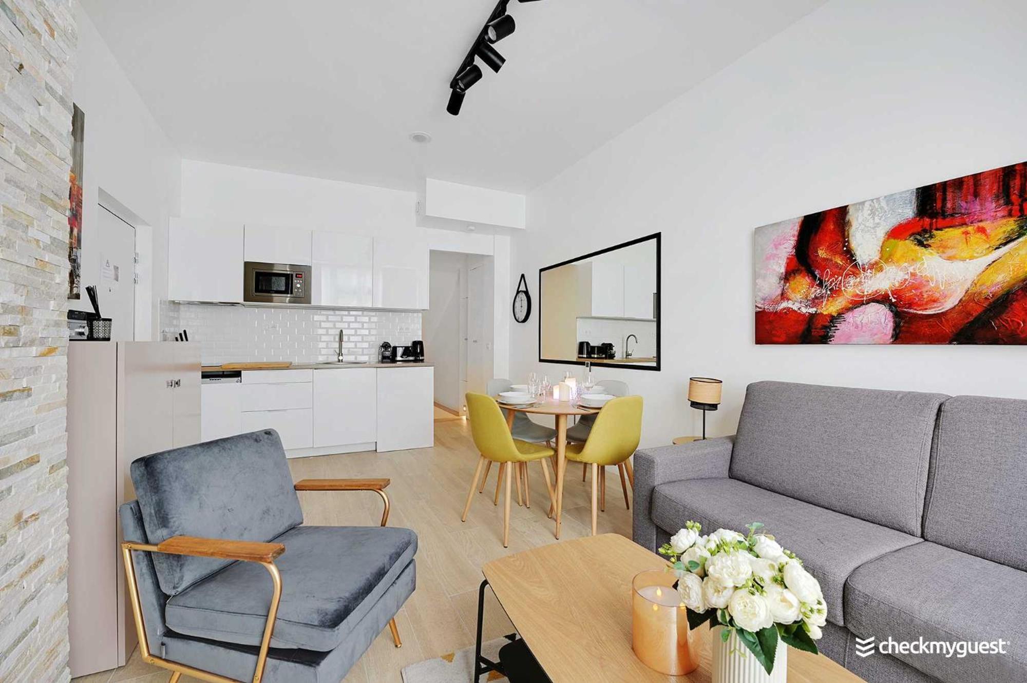 Intimate With Air Conditioner & Jacuzzi 2br 6p Montmartre Appartement