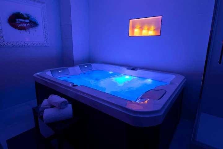 Intimate With Air Conditioner & Jacuzzi 2br 6p Montmartre Appartement Paris